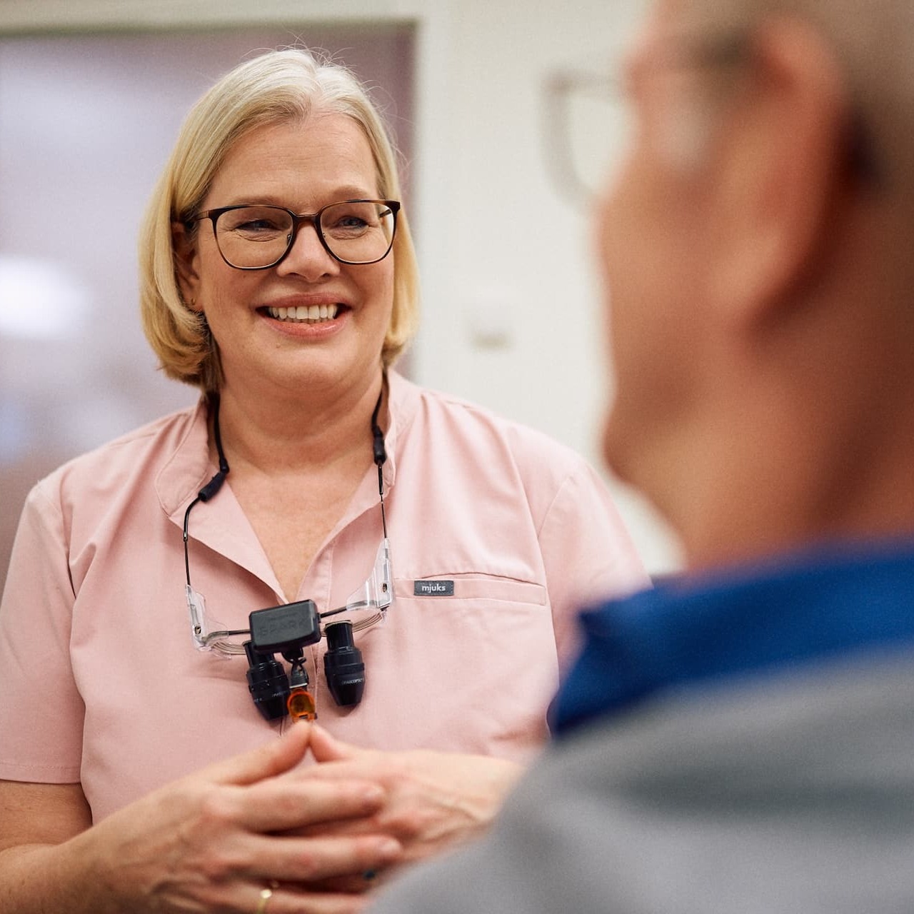 Dr. Stefanie Mauer begrüsst einen Patient